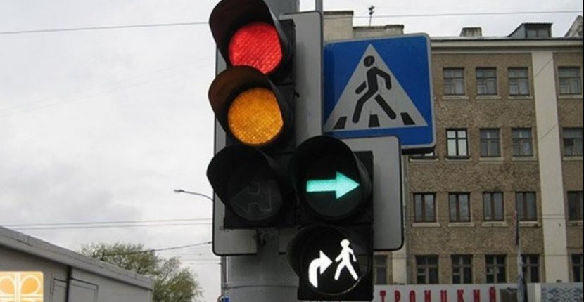 «Яндекс Карты» и «Навигатор» предупредят о светофоре с совмещённой фазой